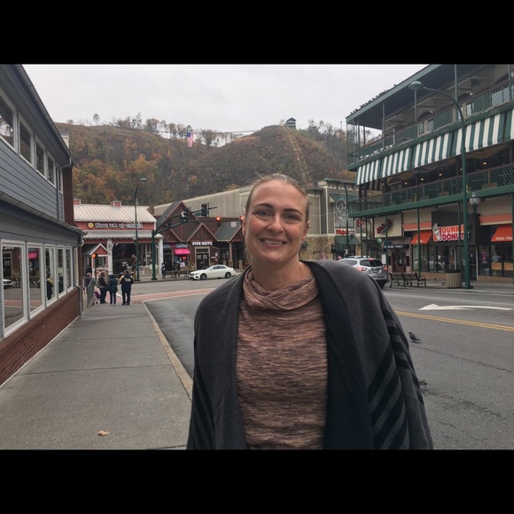 Meet your Posher, Shannon - Picture 2 of 5